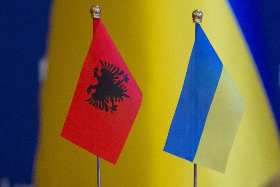 ukraine-albani-flags Η Αλβανία ανοίγει Πρεσβεία στο Κίεβο
