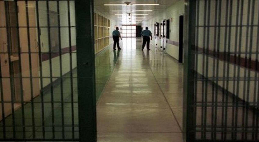 Αστυνομικός προμήθευε ναρκωτικά σε φυλακή στην Κορυτσά
