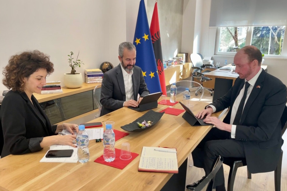 Συνάντηση του Βρετανού πρέσβη με τον επικεφαλής της Αλβανικής Κεντρικής Εκλογικής Επιτροπής