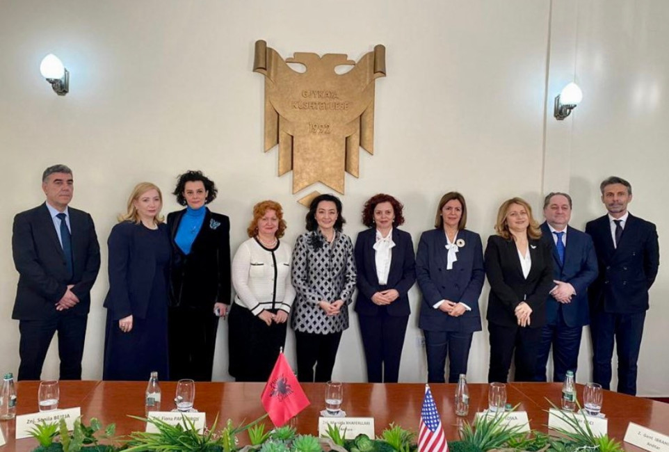 Τα μέλη του Αλβανικού Συνταγματικού Δικαστηρίου επισκέφθηκε η πρέσβης των ΗΠΑ