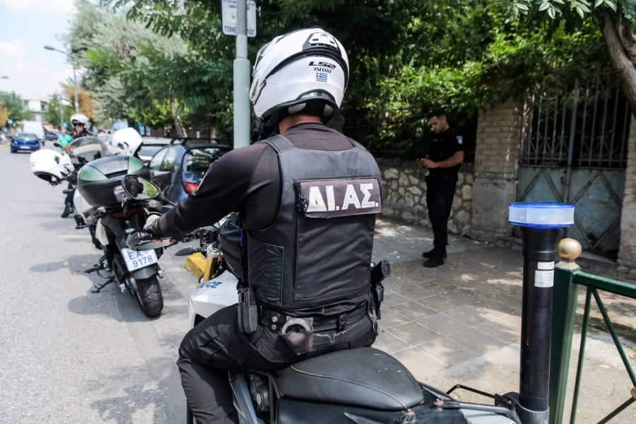 «Κακό πρόβλημα» για Αλβανό που παρίστανε τον αστυνομικό και έλεγχε οδηγούς στο Βύρωνα
