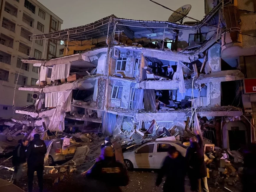 Τους 700 φτάνουν οι νεκροί από τον σεισμό στην Τουρκία