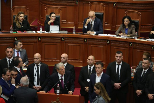 Συνεχόμενη αναβολή δίνει ο Ράμα στην παρουσία του ενώπιον του κοινοβουλίου