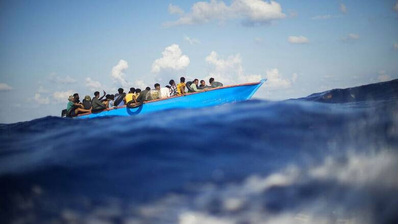 lampedusa Οι διακινητές έριξαν 20 άτομα στη θάλασσα πριν βυθιστεί η βάρκα ανοιχτά της Ιταλίας