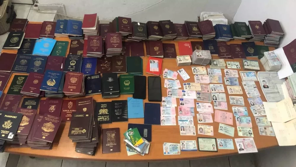 plasta-eggrafa Σύλληψη δυο Αλβανών που διακινούσαν παράνομα ταξιδιωτικά έγγραφα σε αλλοδαπούς