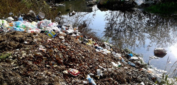 61-702x336 Ποταμός στην Αλβανία μετατράπηκε σε χωματερή