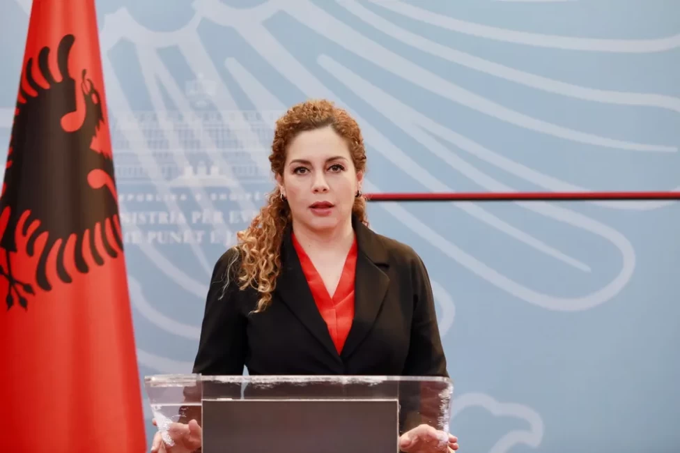 Η αλβανική κυβέρνηση αμφισβητεί το Συνταγματικό Δικαστήριο για τη θητεία της ΥΠΕΞ Τζάτσκα