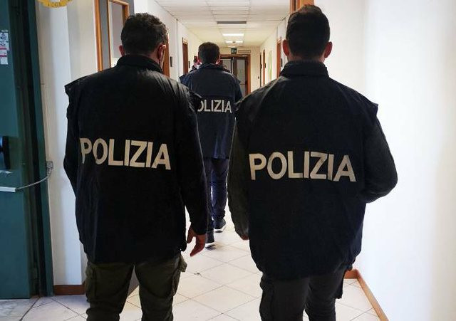 Κατάσχεση 48000€ και 5 κιλών ναρκωτικών από 24χρονο στην Ιταλία