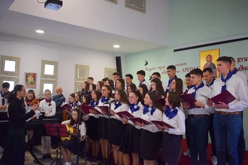 Με τη συμμετοχή νέων εορτάστηκαν οι Tρεις Ιεράρχες από την εκκλησία της Αλβανίας