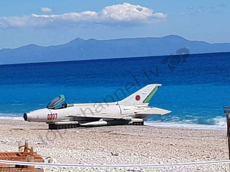 Χιμάρα: Πολεμικό αεροσκάφος στην παραλία των Δρυμάδων ως ατραξιόν για τουρίστες (φωτο)