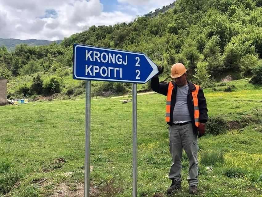 Τοποθετήθηκαν οι πρώτες πινακίδες στο δήμο Φοινίκης με την αλβανική γλώσσα ως πρώτη (φωτο)