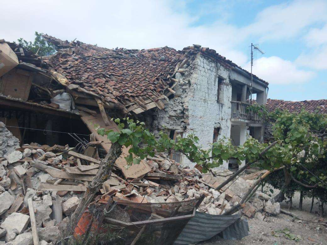 Ζημιές σε πολλά σπίτια και 4 τραυματίες από τον σεισμό στην Κορυτσά (φωτό)