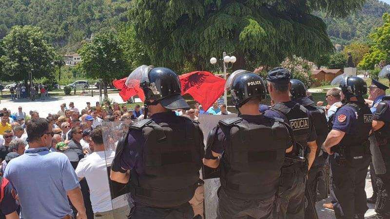 Αλβανία: Διαδηλωτές παρεμποδίζουν τις προετοιμασίες για τις δημοτικές εκλογές - συγκρούσεις με την αστυνομία
