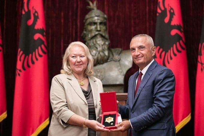 Η πρέσβης της Ελλάδος στα Τίρανα έλαβε την διάκριση του «Ιππότη του Τάγματος του Σκεντέρμπεη»