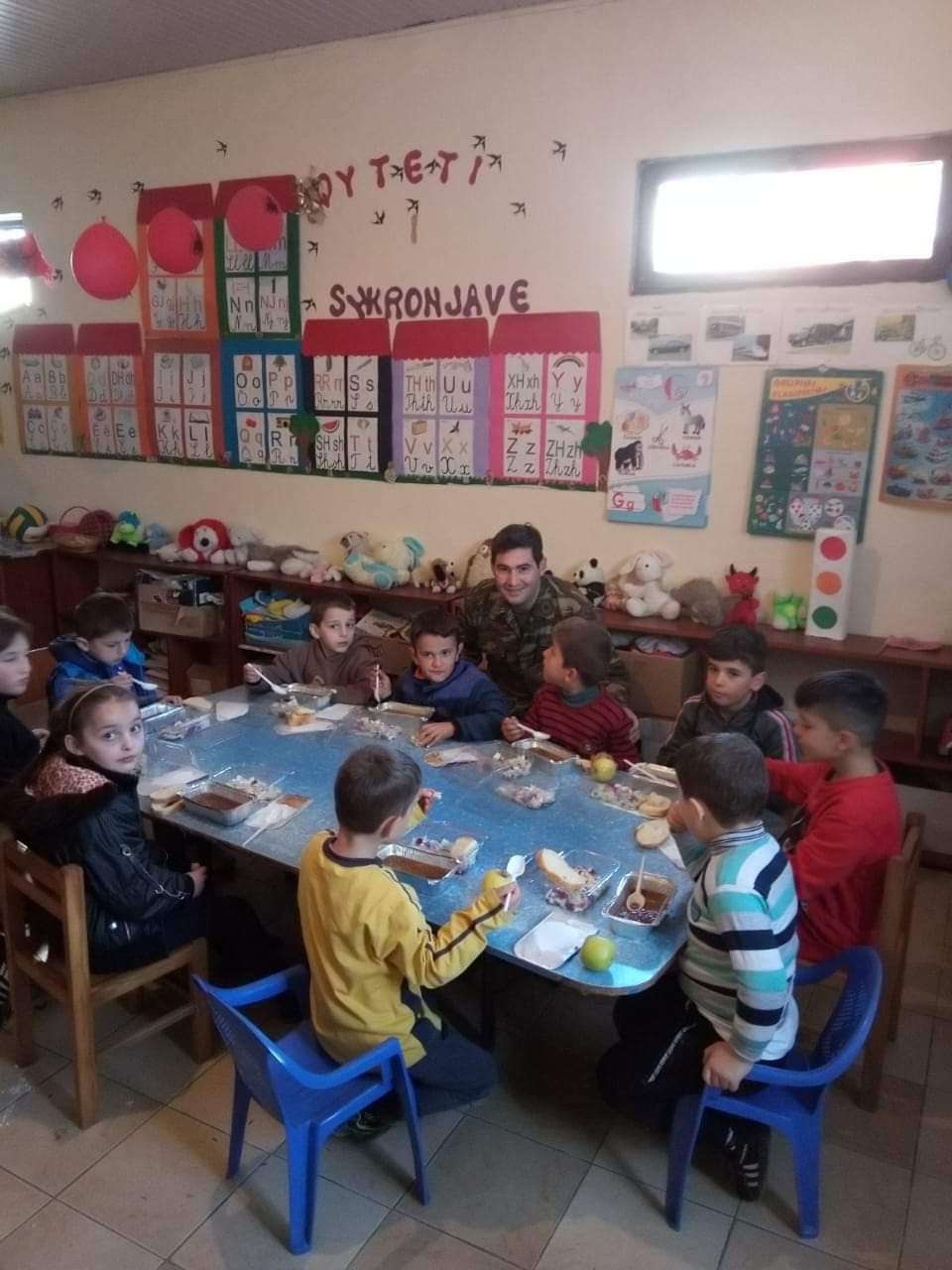 Συνεχίζουν το έργο τους στην Αλβανία τα κινητά μαγειρεία του Ε.Σ. (φωτό)