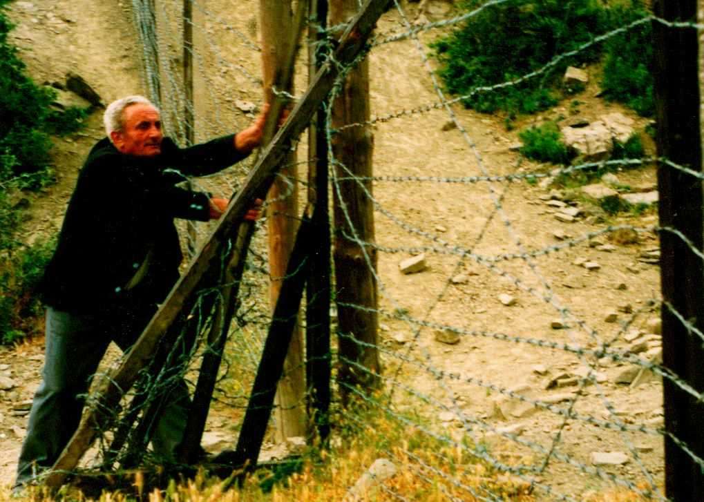 Σύνορα Σωπικής, ο Κώστας Τέλιος διαλύει τον φράχτη που τον χωρίζει από την μαμά Ελλάδα