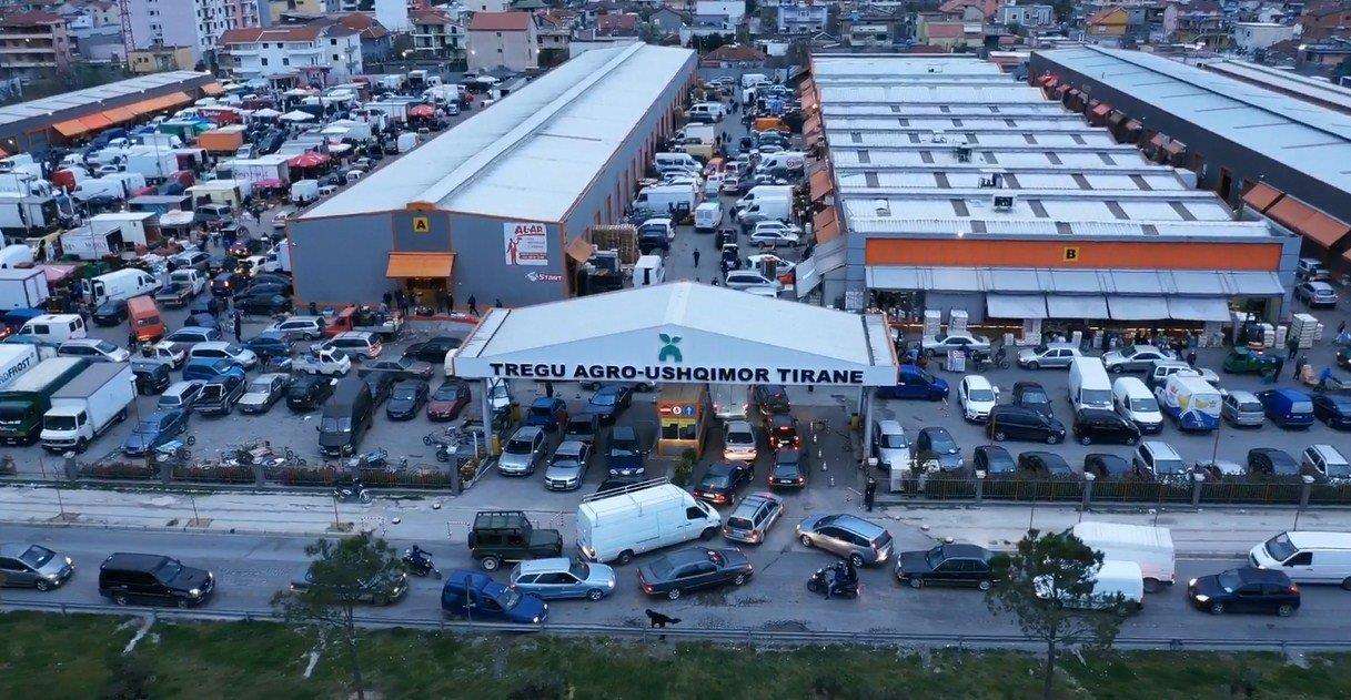 Η αγορά των Τιράνων κατακλύστηκε από κόσμο ύστερα από 41 ώρες περιορισμού