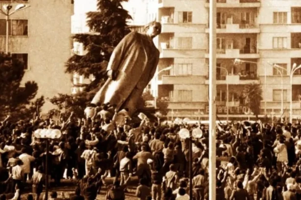 Αποκαθήλωση αγάλματος Ενβέρ Χότζα, Τίρανα 1991