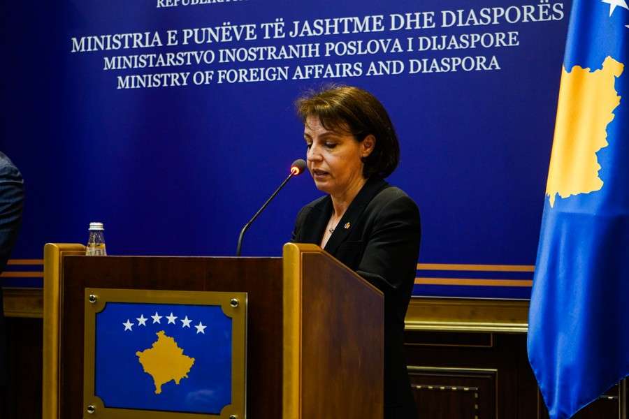 Donika-Gervalla-dhe-Bujar-Osmani-Takimi-23-of-24.jpg