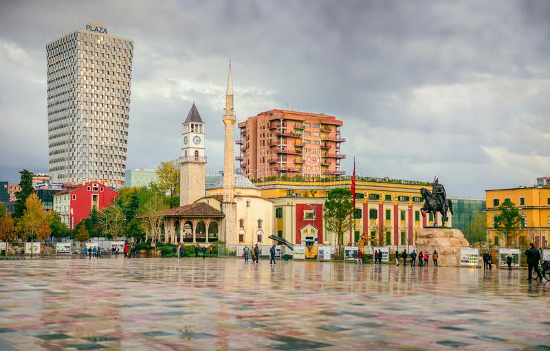 kentro-poleon-ton-tiranon-albaniko-kephalaio-104089368.jpg
