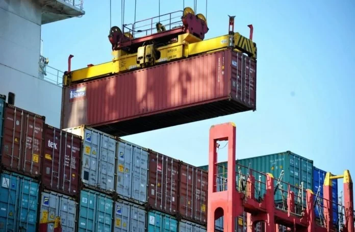 eksport-import-kaubavahetus-konteinerid-sadam-80745069-696x455-1.webp