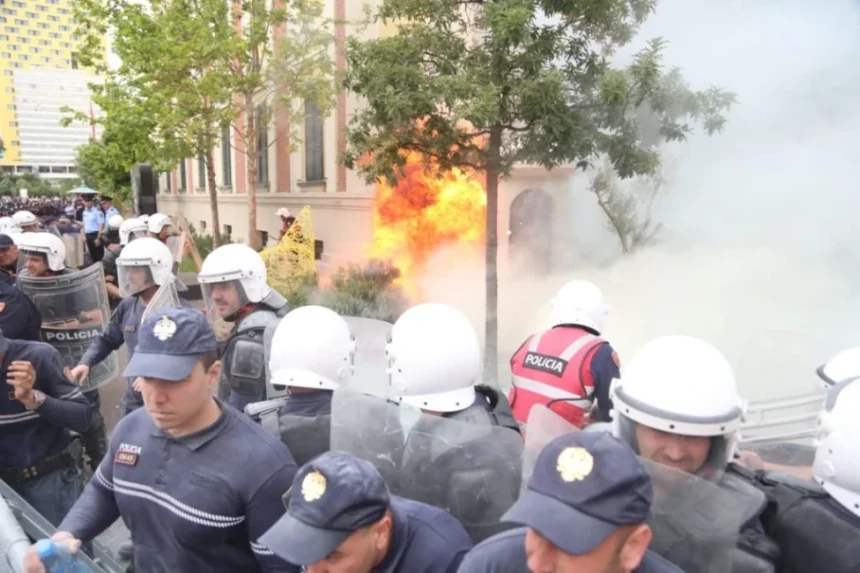 Τίρανα: Διαμαρτυρία της αντιπολίτευσης μπροστά από το δημαρχείο με μολότοφ και κροτίδες 1 af82ddf5-3e4b-40e2-8861-29e7f36564dc-1024x682.webp