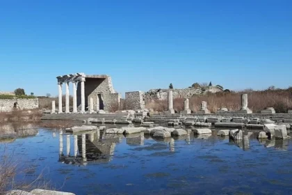 Miletus-ruins-credit-Hamed-Kholdi-CC-BY-SA-40-via-Wikimedia-Commons-1024x473.webp