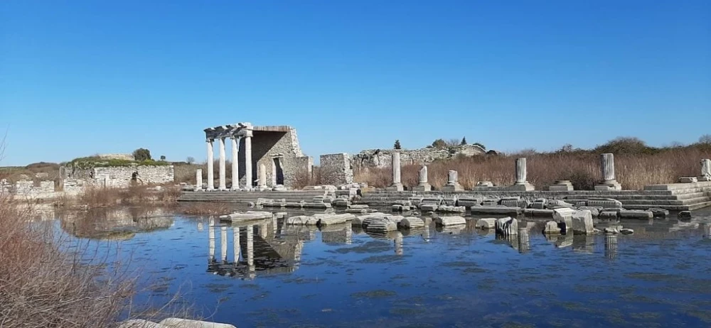 Miletus-ruins-credit-Hamed-Kholdi-CC-BY-SA-40-via-Wikimedia-Commons-1024x473.webp