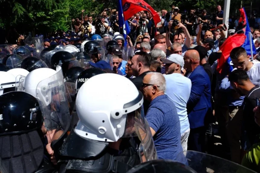 Αλβανία: Διαδηλωτές καίνε λάστιχα και συγκρούονται με την αστυνομία σε διαμαρτυρία στη Βουλή (ΦΩΤΟ + ΒΙΝΤΕΟ) 1 WhatsApp-Image-2024-06-06-at-10.59.08_f31c3798-1024x68_20240606-133059_1.webp