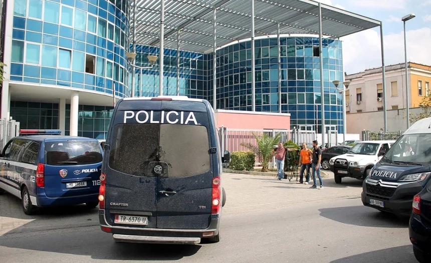 Αλβανία: 26 συλλήψεις μελών οργάνωσης για πλαστογραφία βίζας προς ΗΠΑ και Καναδά 1 gjykata-e-krimeve-te-renda.webp