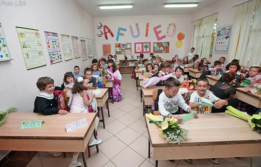 Shkollat-ne-Tirane-nxenes-klasa.webp