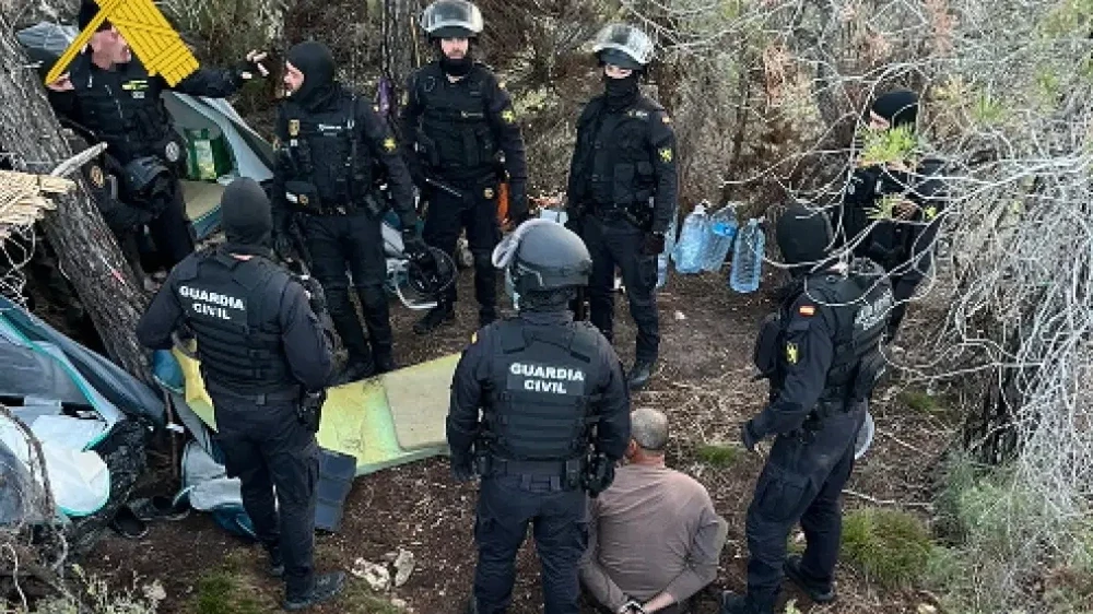 la-guardia-civil-rodea-al-detenido-en-la-plantacion-de-fuentespalda-1.webp