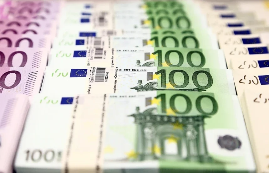 Αλβανία : Οι επιχειρήσεις των άμεσων καταναλωτικών δανείων σημείωσαν νέο ρεκόρ κερδών το 2023 1 euro-para.webp