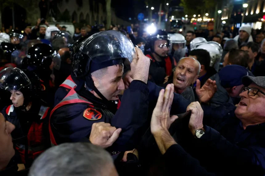 Αλβανία: Βίαιες συγκρούσεις μεταξύ αστυνομίας και διαδηλωτών σε διαμαρτυρία της αντιπολίτευσης (ΒΙΝΤΕΟ) 1 OXTYWN77KNL5FDANPFTU7Y7EZA.webp