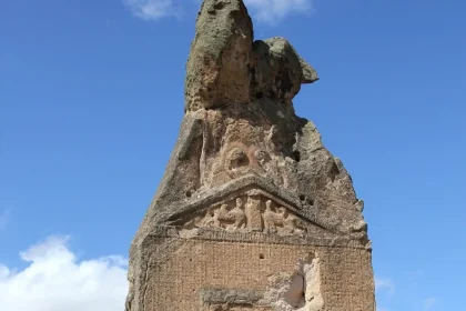 researchers-decipher-an-ancient-phrygian-inscription-on-the-arslan-kaya-monument-credit-ingeborg-simon-cc-by-sa-30.jpg.webp