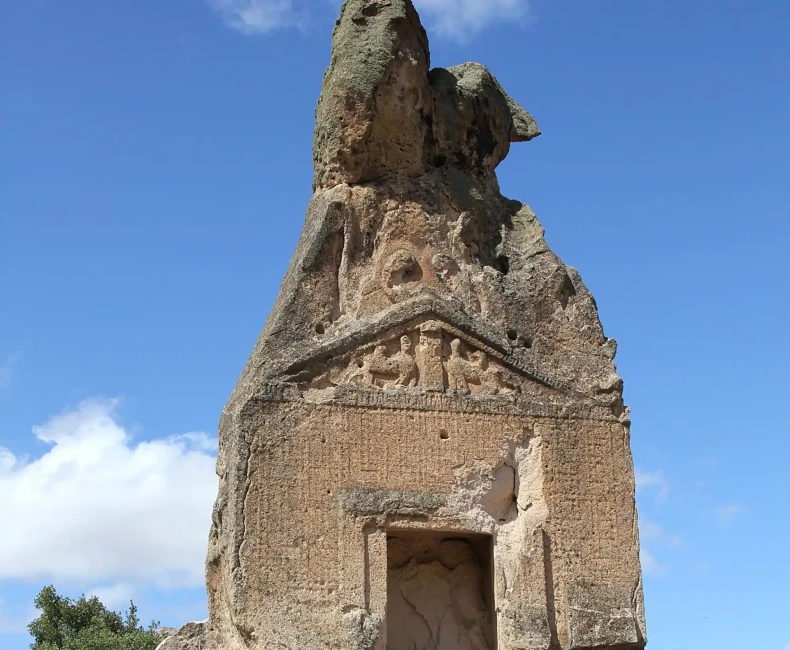researchers-decipher-an-ancient-phrygian-inscription-on-the-arslan-kaya-monument-credit-ingeborg-simon-cc-by-sa-30.jpg.webp
