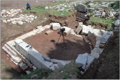 Excavated-building-with-semi-circular-interior-stone-wall-at-Sanctuary-of-Zeus-sound-speaker-placed-at-focal-point-of-curve.-Credit-Pamela-Jordan-1024x682.webp