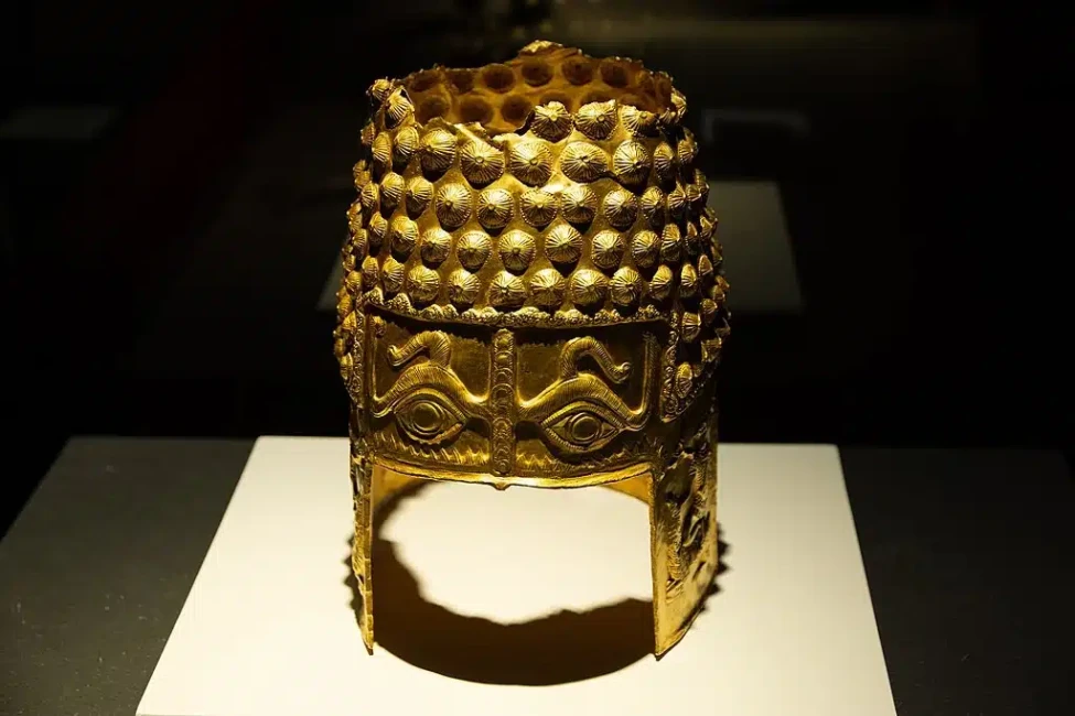 Helmet-of-Cotofenesti-Credit-Jeronimo-Roure-Perez-CC-BY-SA-4-0-via-Wikimedia-Commons.jpg.webp
