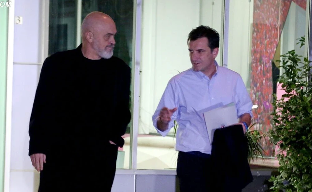 Edi-Rama-dhe-Erjon-Veliaj-duke-dale-selia-e-PS-se-1024x650.webp
