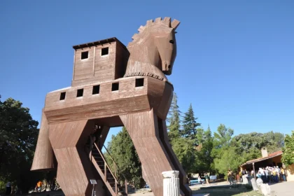 Troy_and_a_trojan_horse_Credit-Jorge-Lascar-CC-BY-2-scaled-e1686069599980.jpg.webp