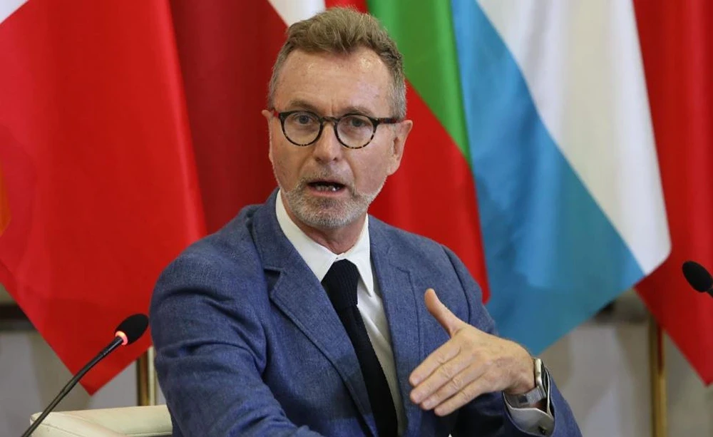 ambasadori-gonzato-vlerat-e-europes-jane-demokracia-dhe-sundimi-i-ligjit-shpresoj-te-frymezojne-shqiperine-teksa-rrugeton-drejt-b_20250404-082633_1.webp