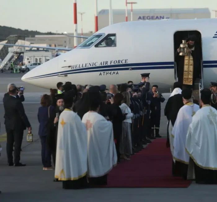 holy-light-arrives-in-greece-Credit-AMNA-Giorgos-Vitsaras-1392x928.jpg-1.webp