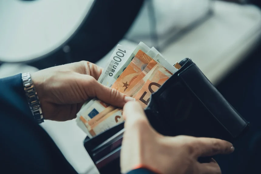 Αυξήσεις στους κατώτατους μισθούς των Δυτικών Βαλκανίων - Καμία αλλαγή για Αλβανία 1 shutterstock 1688857534 2