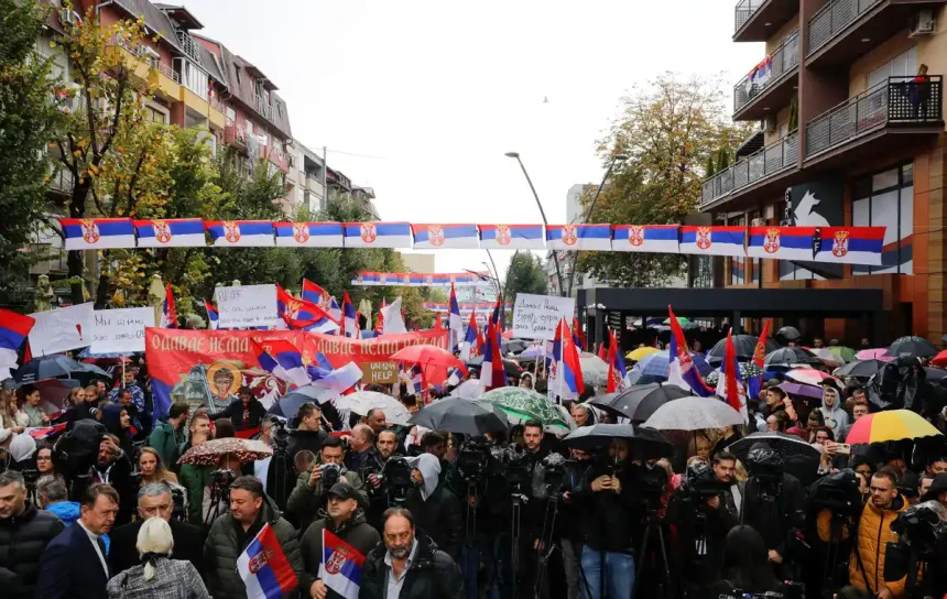 Σέρβοι πολίτες διαδηλώνουν στο Κοσσυφοπέδιο