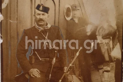 Ο οπλαρχηγός Σπυρίδων Σπυρομίλιος ως Μακεδονομάχος του Σώματος Ακρίτα στο κατάστρωμα του ατμοπλοίου Κεφαλληνία - 1905
