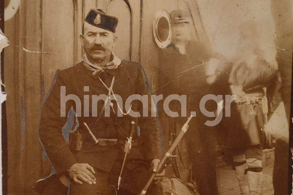 Ο οπλαρχηγός Σπυρίδων Σπυρομίλιος ως Μακεδονομάχος του Σώματος Ακρίτα στο κατάστρωμα του ατμοπλοίου Κεφαλληνία - 1905