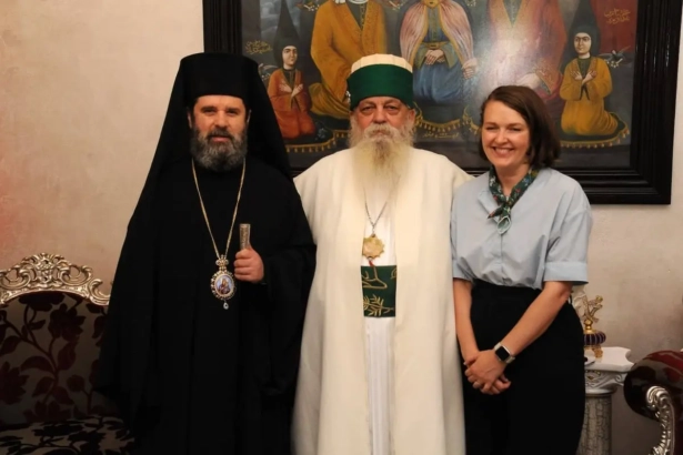 Ο Αρχιεπίσκοπος Ιωάννης με τον ηγέτη των Μπεκτασί στην Αλβανία