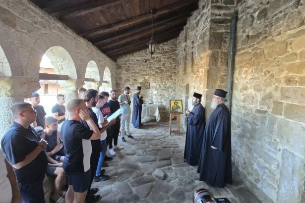 Ο Αρχιεπίσκοπος Αλβανίας Ιωάννης, κοντά στα παιδιά των εκκλησιαστικών κατασκηνώσεων