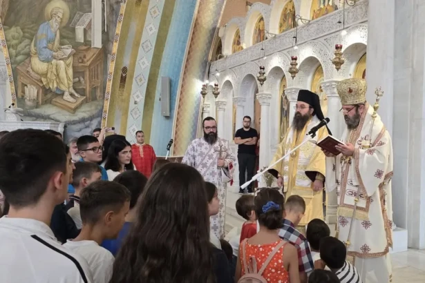 Ο Αρχιεπίσκοπος Αλβανίας Ιωάννης με μαθητές
