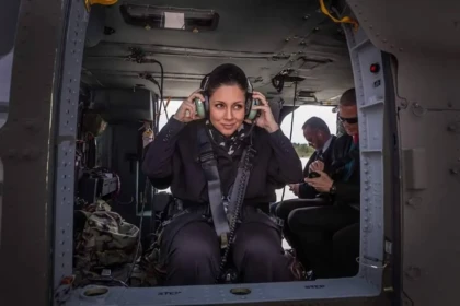 Η πρώην ΥΠΑΜ και ΥΠΕΞ της Αλβανίας Olta Xhacka σε στρατιωτικό ελικόπτερο